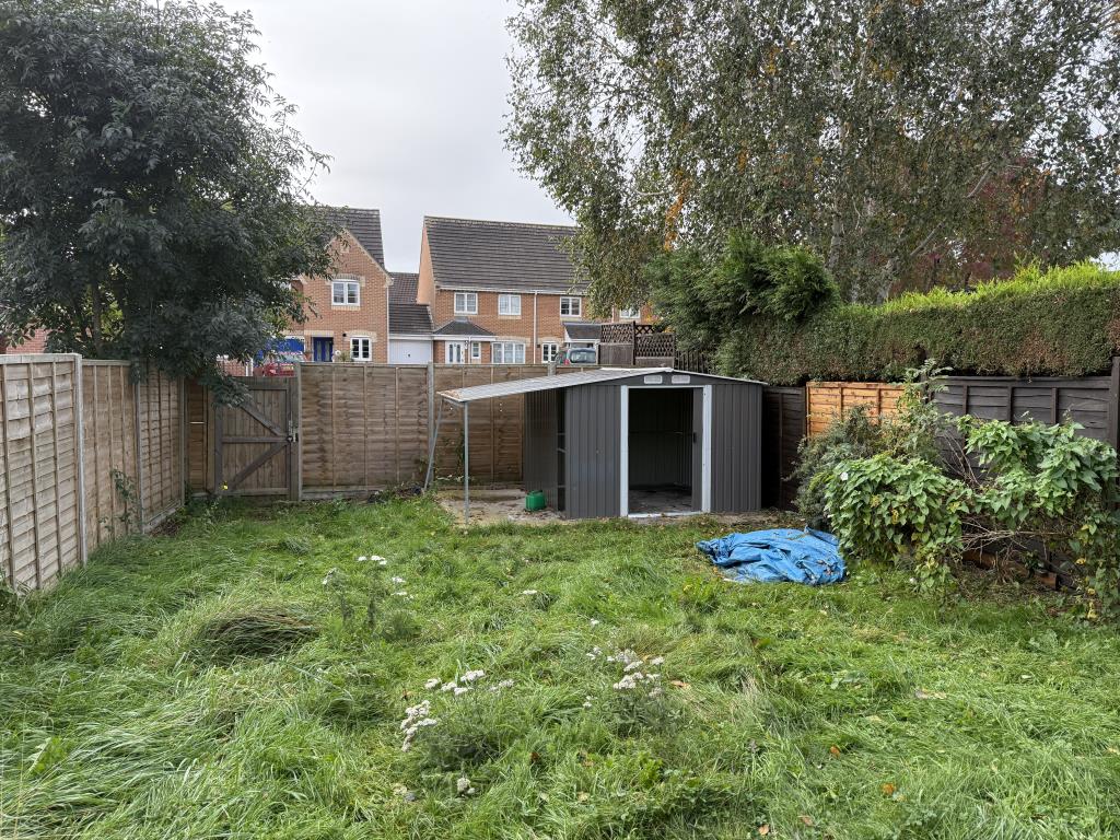 Lot: 24 - TWO-BEDROOM SEMI-DETACHED HOUSE - Garden with grass and fenced boundaries
